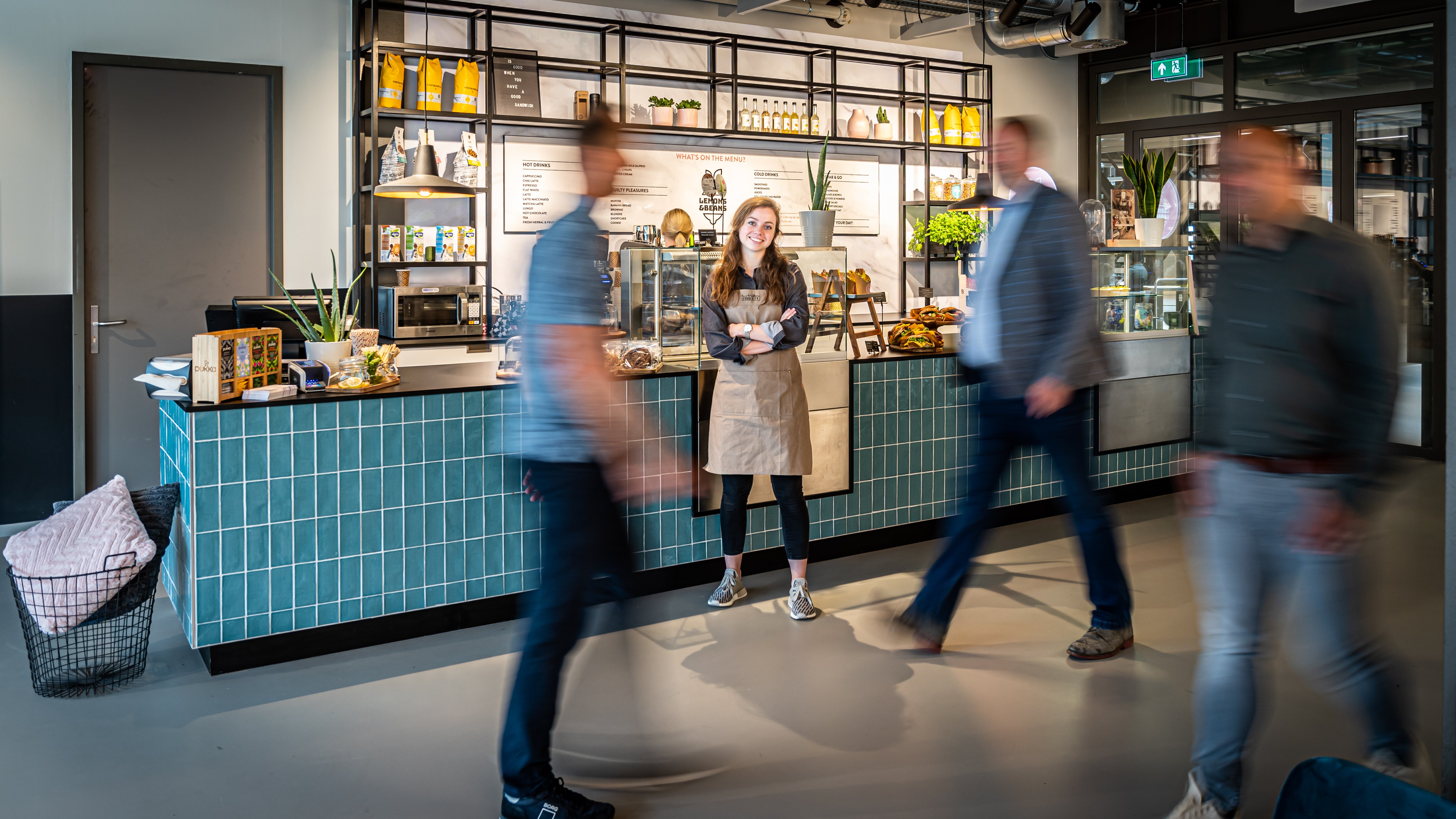 Counter met medewerker en gasten 1