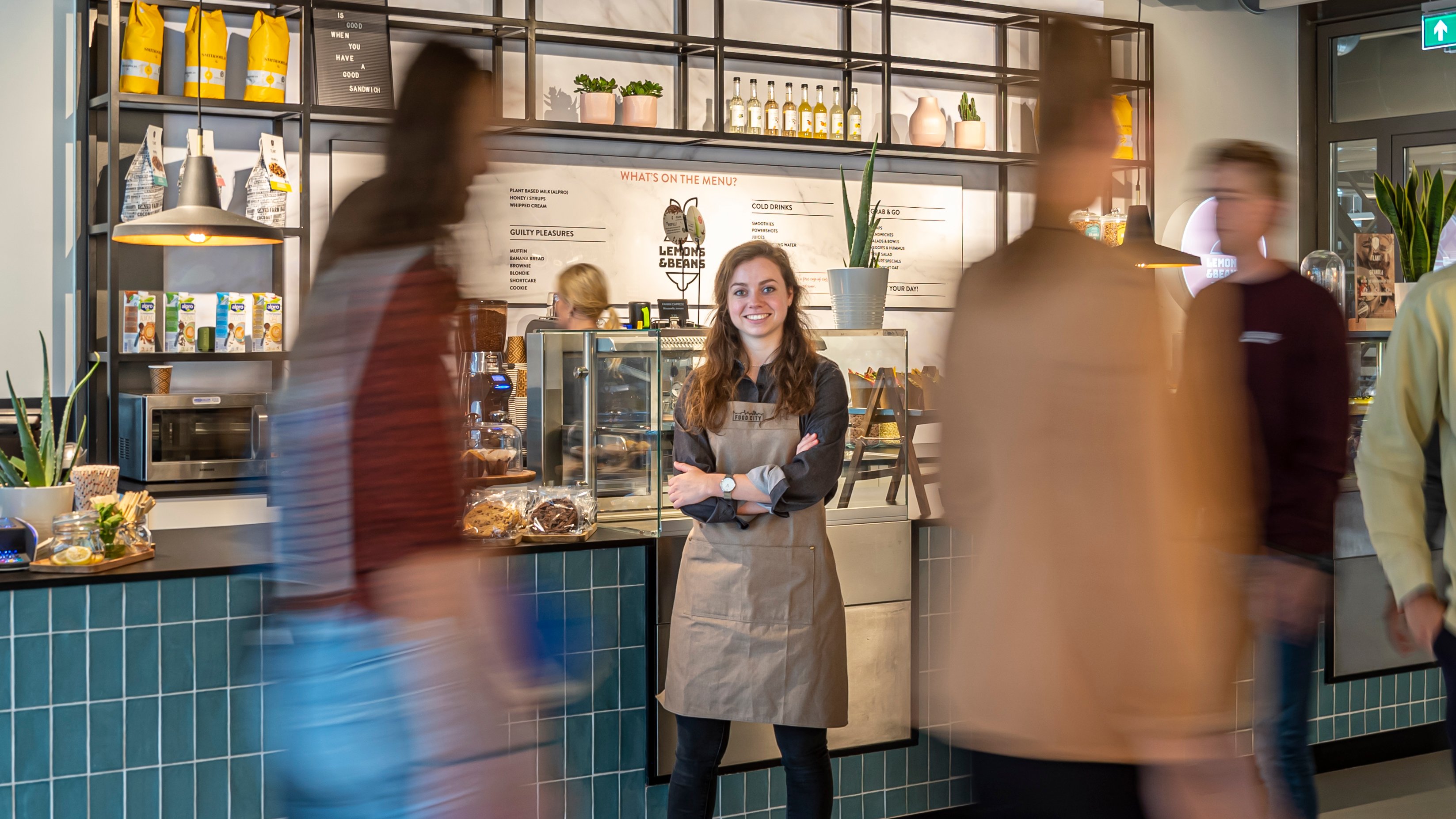 Counter met medewerker en gasten 2