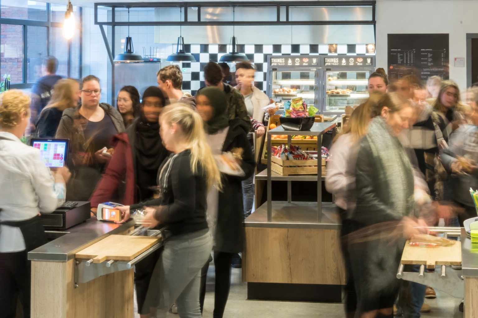 Gezellig café met klanten en snacks