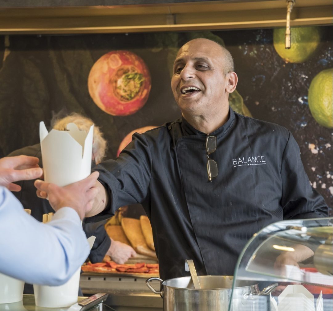 Kok geeft eten aan gast